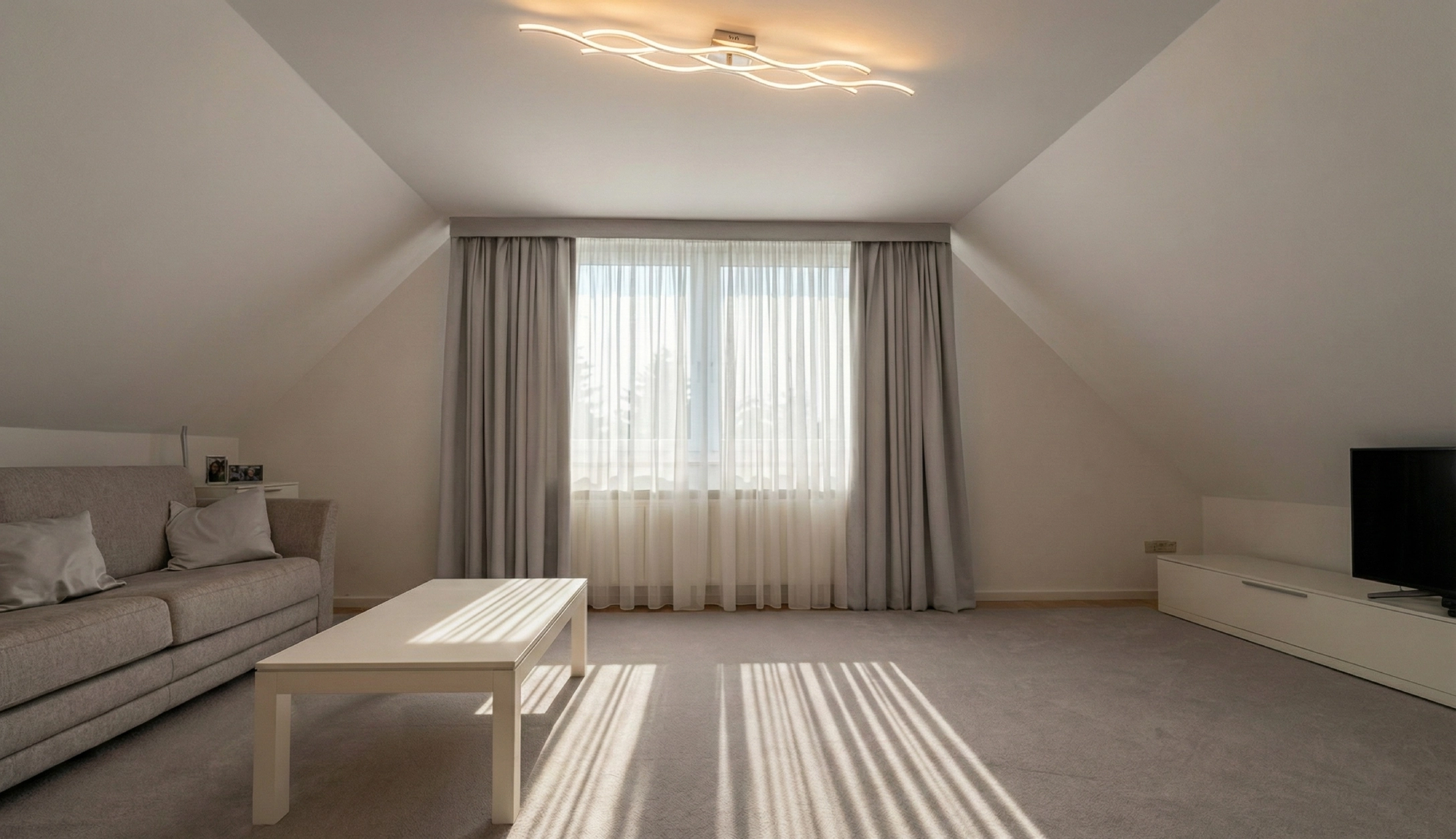 Renoviertes modernes Wohnzimmer